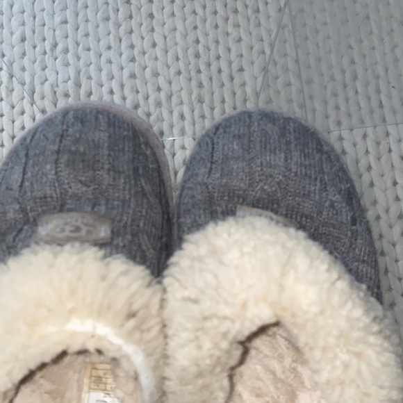 Gray cable knit ugg slippers - Picture 4 of 4